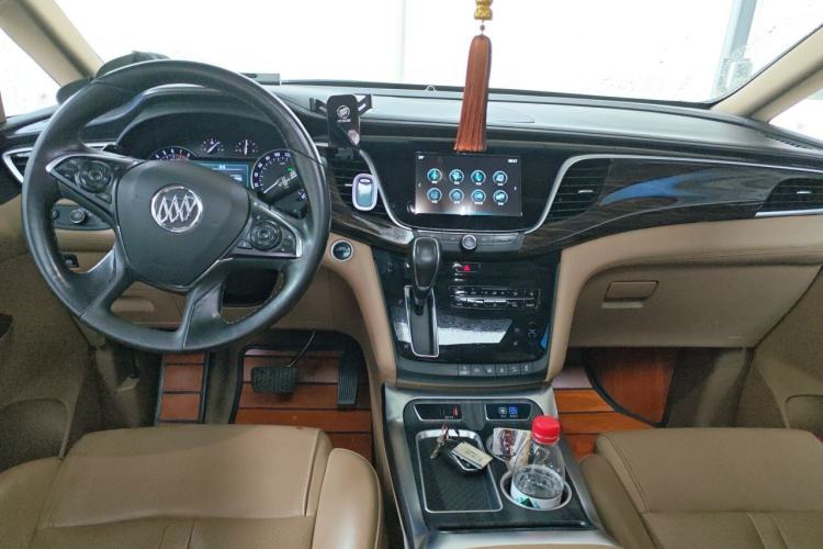 Used Buick GL8 2017 ES 28T Luxury Model China V Standard Center Console