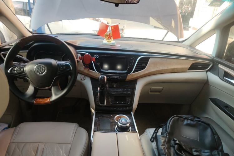 Used Buick GL8 2017 ES 28T Comfort Model China V Standard Center Console