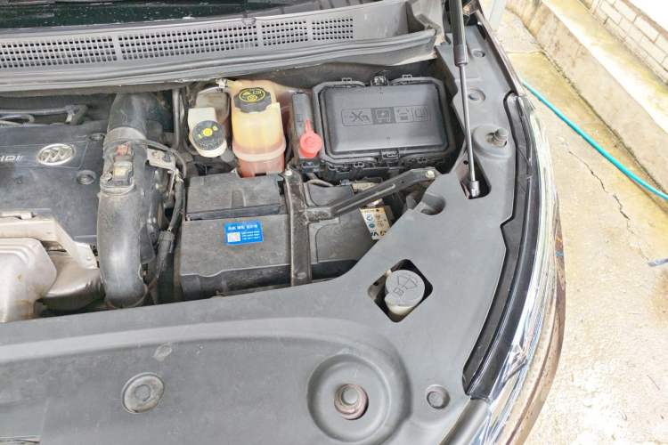 Used Buick GL8 2017 ES 28T Luxury Model China V Standard Engine Bay Left