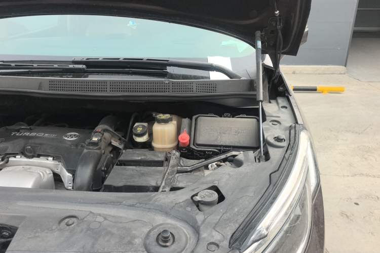 Used Buick GL8 2017 ES 28T Flagship Model China V Standard Engine Bay Left