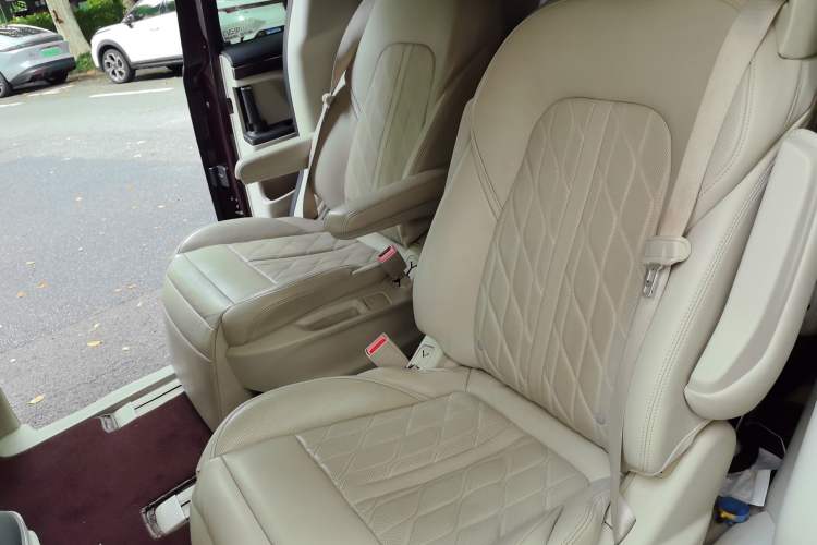 Used Buick GL8 2017 28T Avenir Avia National Emission Standard V Left Rear Seat