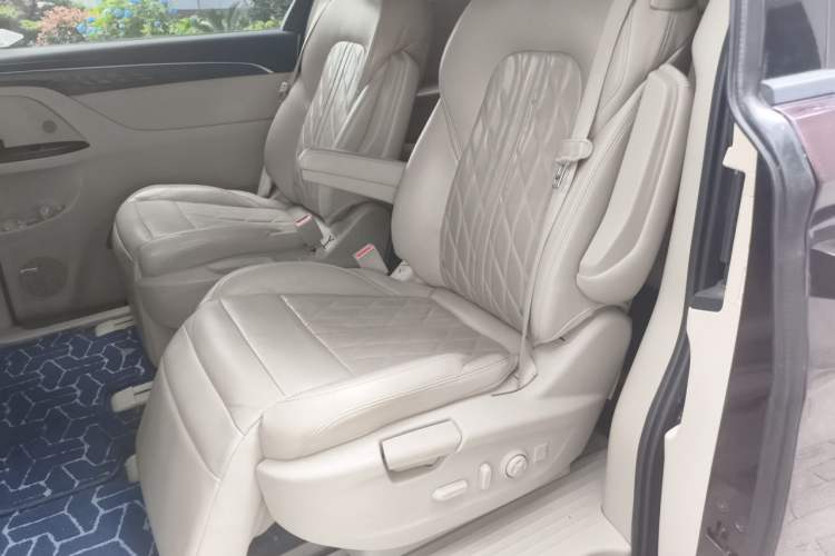 Used Buick GL8 2017 28T Avenir Avia National Emission Standard V Left Rear Seat