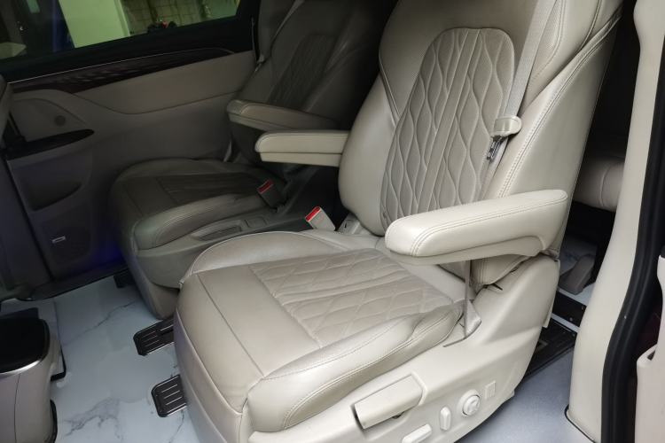 Used Buick GL8 2017 28T Avenir Avia National Emission Standard V Left Rear Seat
