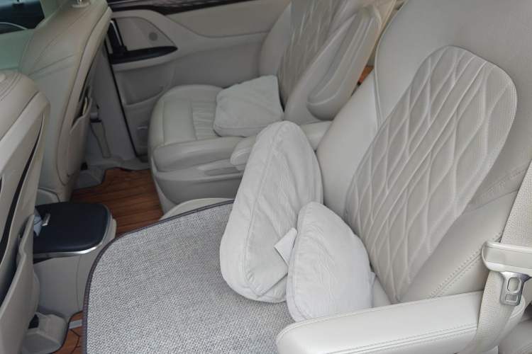 Used Buick GL8 2017 28T Avenir Avia National Emission Standard V Left Rear Seat