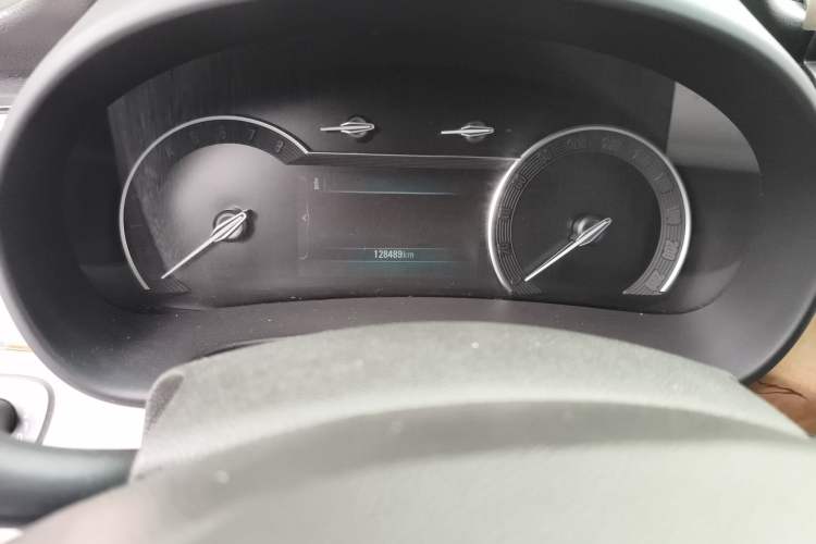 Used Buick GL8 2017 ES 28T Comfort Model China V Standard Odometer Close Up