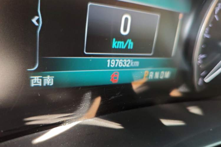Used Buick GL8 2017 ES 28T Luxury Model China V Standard Odometer Close Up