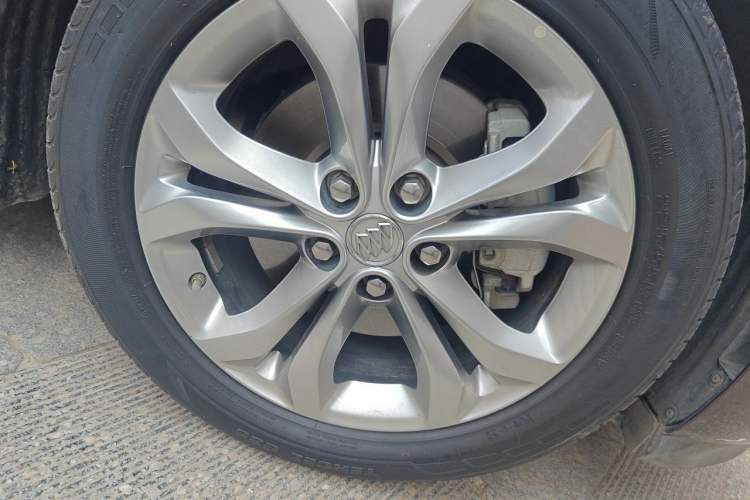 Used Buick GL8 2017 28T Avenir Avia National Emission Standard V Right Front Wheel Hub