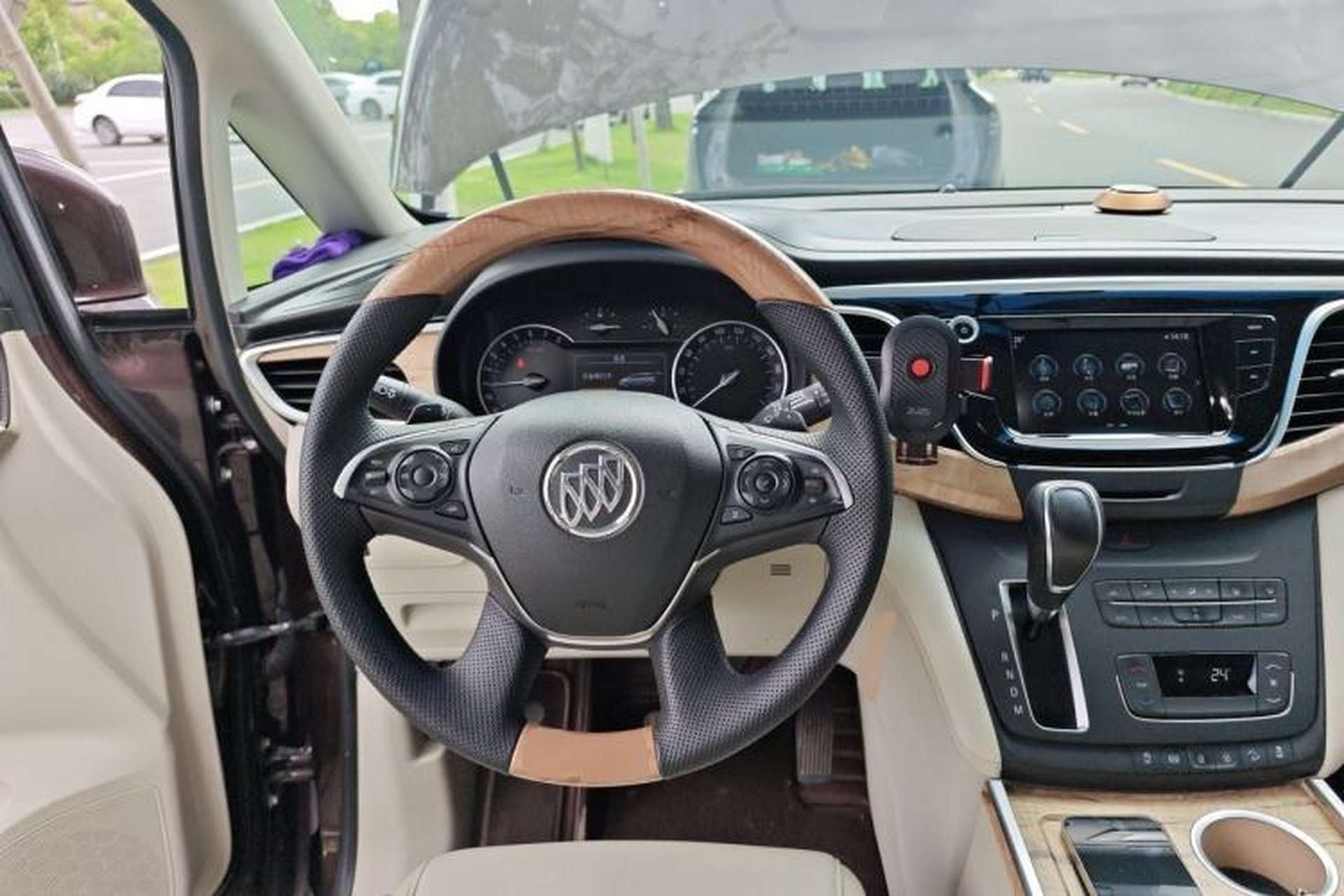 Used Buick GL8 2017 ES 28T Comfort Model China V Standard Steering Wheel
