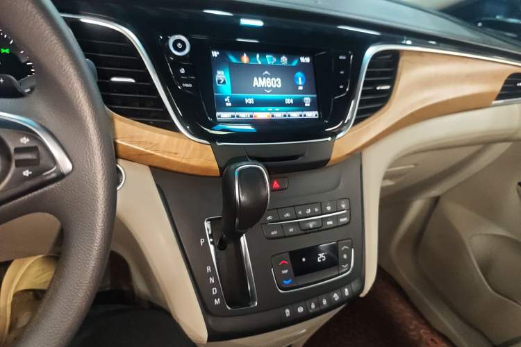 Used Buick GL8 2017 ES 28T Comfort Model China V Standard Audio And AC Panel