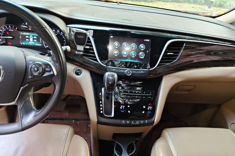 Used Buick GL8 2017 ES 28T Luxury Model China V Standard Audio And AC Panel