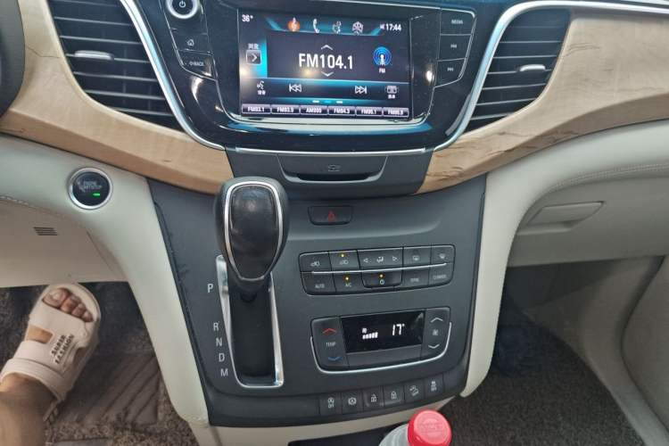 Used Buick GL8 2017 ES 28T Comfort Model China V Standard Audio And AC Panel