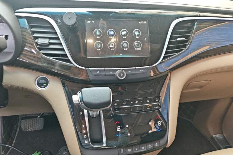 Used Buick GL8 2017 ES 28T Luxury Model China V Standard Audio And AC Panel