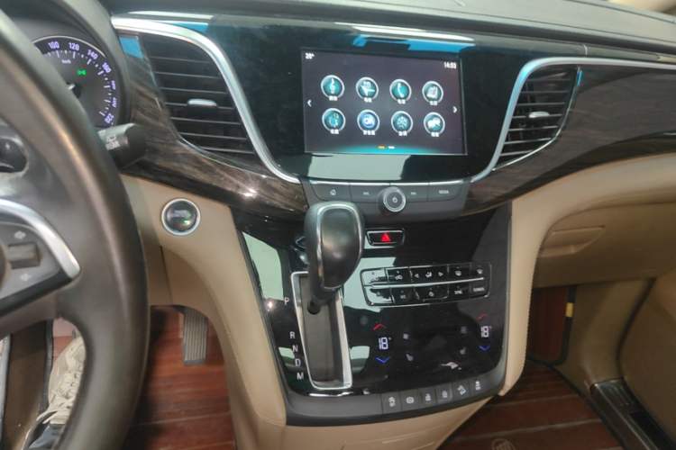 Used Buick GL8 2017 ES 28T Luxury Model China V Standard Audio And AC Panel