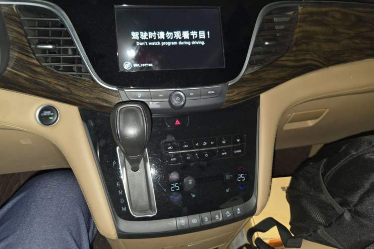 Used Buick GL8 2017 ES 28T Luxury Model China V Standard Audio And AC Panel