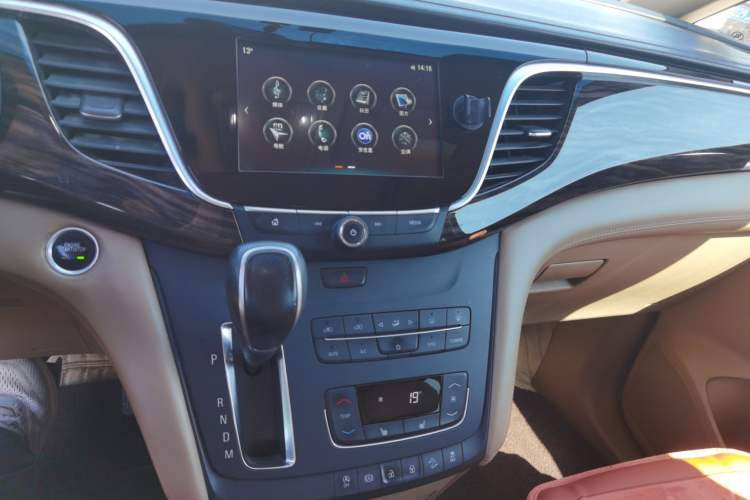 Used Buick GL8 2017 ES 28T Premium Version China V Standard Audio And AC Panel