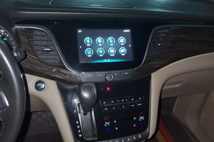 Used Buick GL8 2017 ES 28T Luxury Model China V Standard Audio And AC Panel