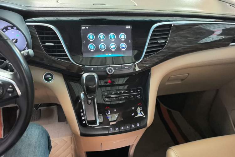 Used Buick GL8 2017 ES 28T Luxury Model China V Standard Audio And AC Panel