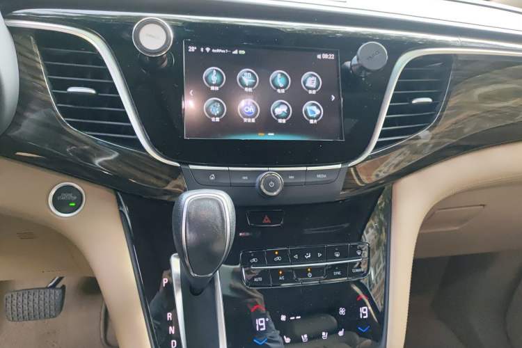 Used Buick GL8 2017 ES 28T Flagship Model China V Standard Audio And AC Panel