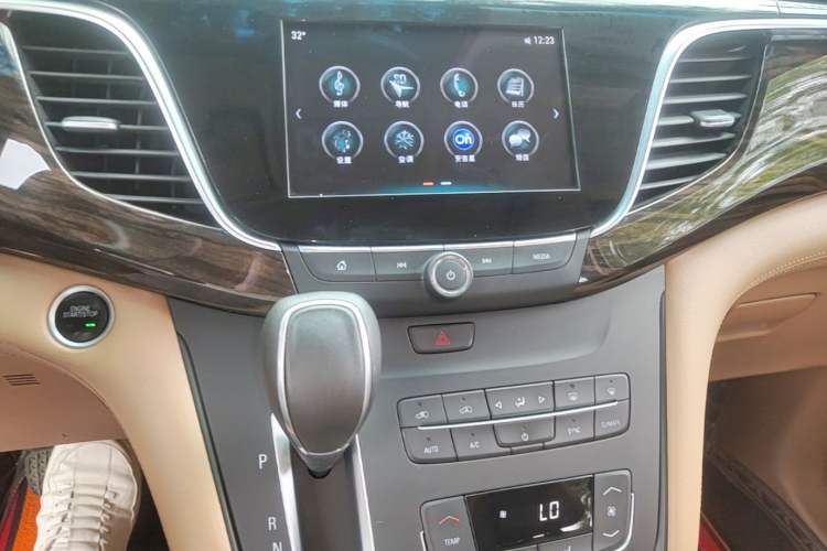 Used Buick GL8 2017 ES 28T Premium Version China V Standard Audio And AC Panel