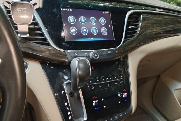 Used Buick GL8 2017 ES 28T Luxury Model China V Standard Audio And AC Panel