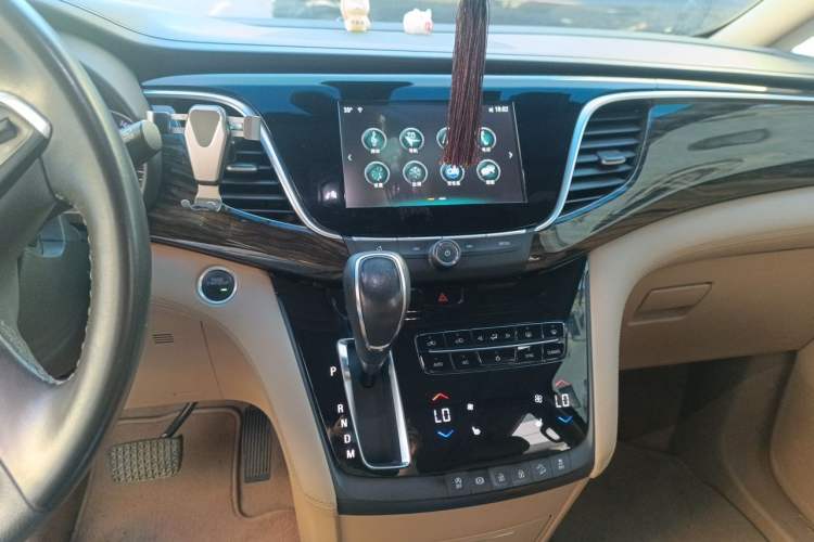 Used Buick GL8 2017 ES 28T Luxury Model China V Standard Audio And AC Panel