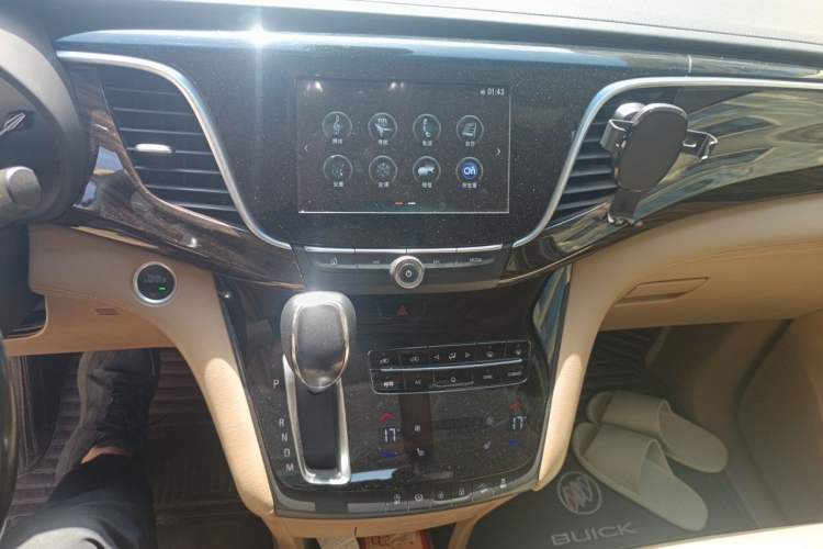 Used Buick GL8 2017 ES 28T Luxury Model China V Standard Audio And AC Panel