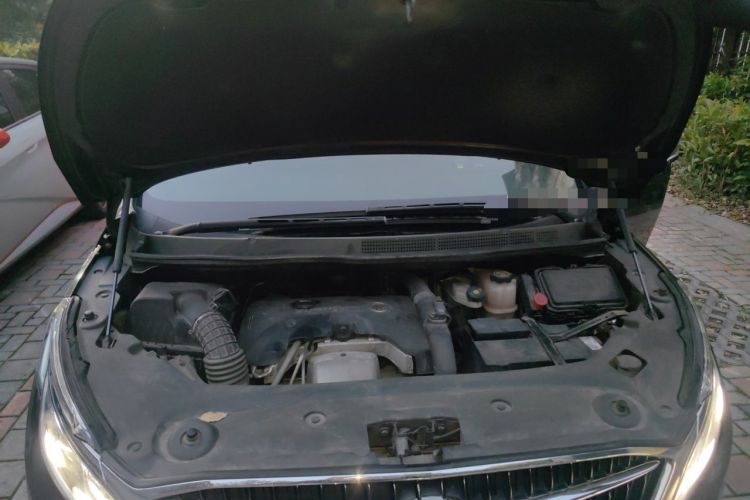Used Buick GL8 2017 ES 28T Flagship Model China V Standard Engine Bay