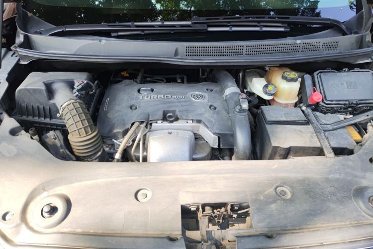 Used Buick GL8 2017 ES 28T Flagship Model China V Standard Engine Bay
