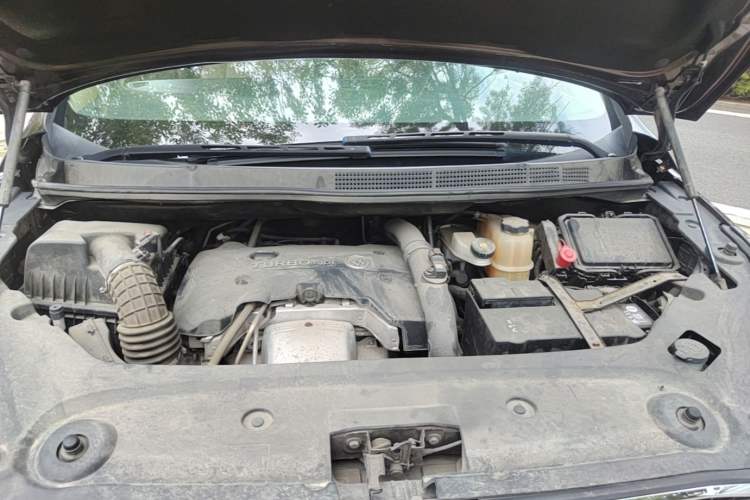 Used Buick GL8 2017 ES 28T Premium Version China V Standard Engine Bay
