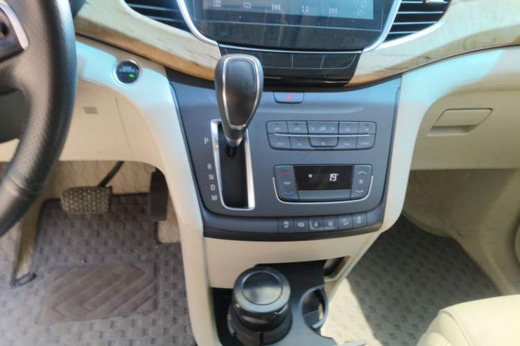 Used Buick GL8 2017 ES 28T Comfort Model China V Standard Gear Lever