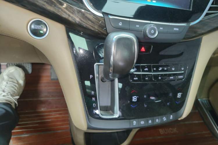 Used Buick GL8 2017 ES 28T Luxury Model China V Standard Gear Lever