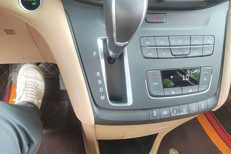 Used Buick GL8 2017 ES 28T Premium Version China V Standard Gear Lever