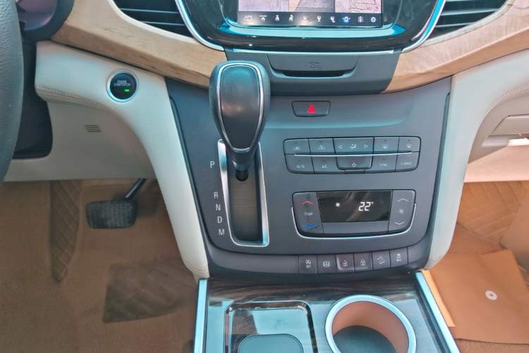 Used Buick GL8 2017 ES 28T Comfort Model China V Standard Gear Lever