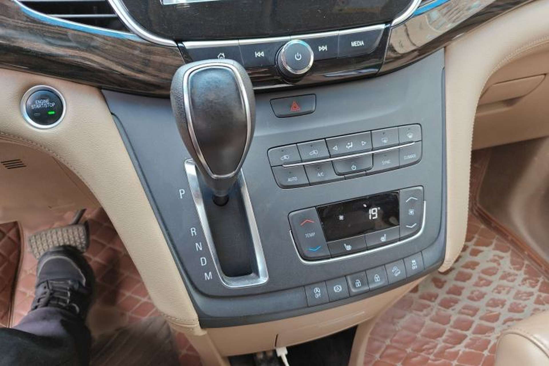 Used Buick GL8 2017 ES 28T Premium Version China V Standard Gear Lever