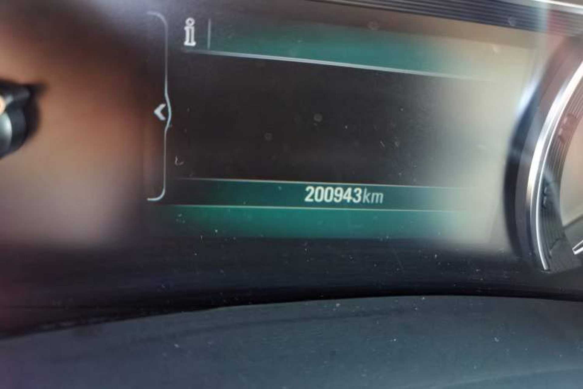 Used Buick GL8 2017 ES 28T Premium Version China V Standard Odometer Close Up