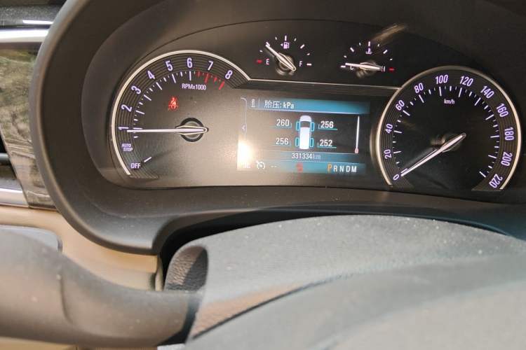 Used Buick GL8 2017 ES 28T Luxury Model China V Standard Odometer Close Up