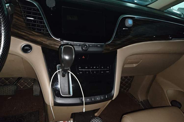 Used Buick GL8 2017 ES 28T Luxury Model China V Standard Audio And AC Panel
