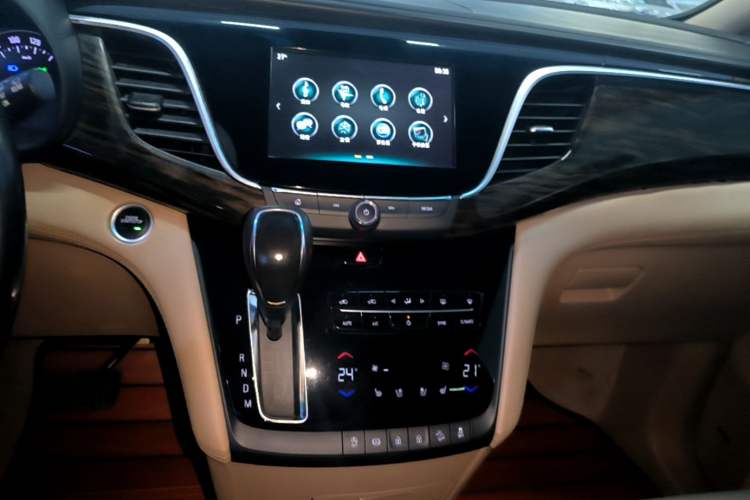 Used Buick GL8 2017 ES 28T Flagship Model China V Standard Audio And AC Panel