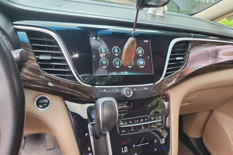 Used Buick GL8 2017 ES 28T Luxury Model China V Standard Audio And AC Panel