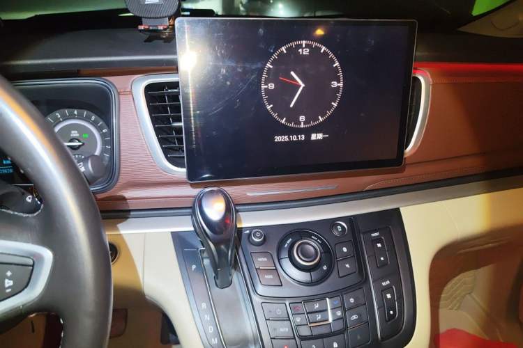 Used Buick GL8 2017 25S Luxury Version China V Standard Audio And AC Panel