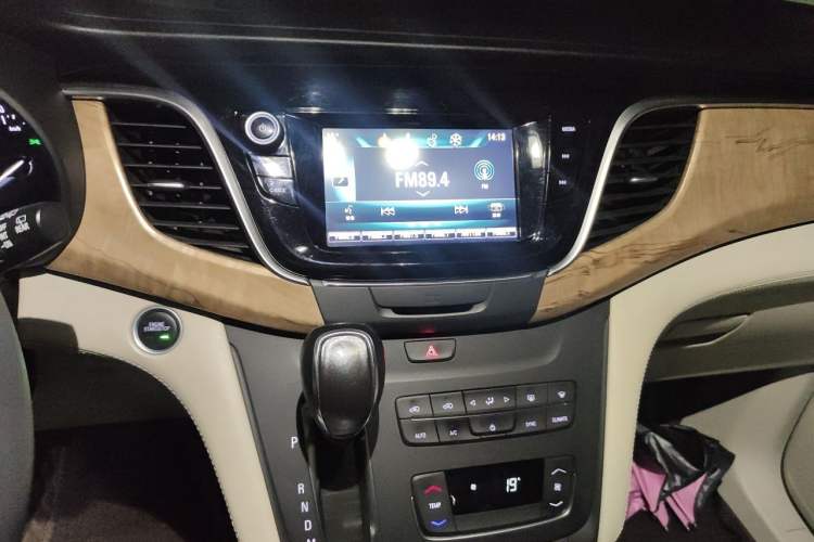 Used Buick GL8 2017 ES 28T Comfort Model China V Standard Audio And AC Panel