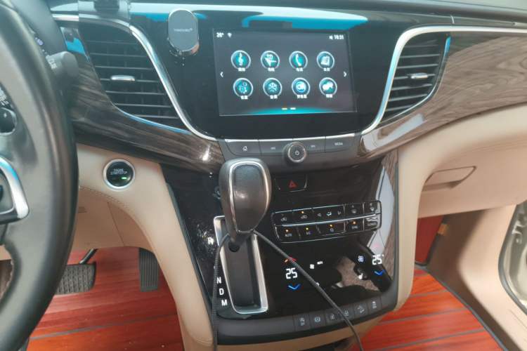 Used Buick GL8 2017 ES 28T Luxury Model China V Standard Audio And AC Panel