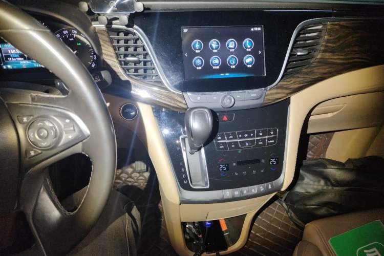 Used Buick GL8 2017 ES 28T Flagship Model China V Standard Audio And AC Panel