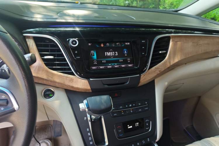 Used Buick GL8 2017 ES 28T Comfort Model China V Standard Audio And AC Panel