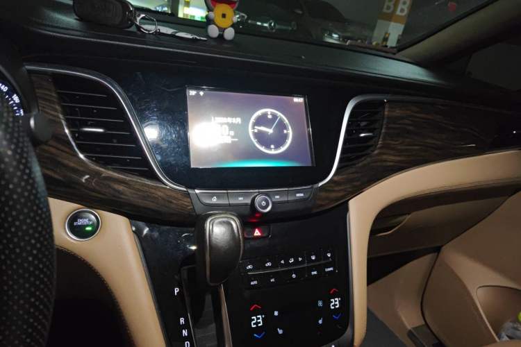 Used Buick GL8 2017 ES 28T Luxury Model China V Standard Audio And AC Panel