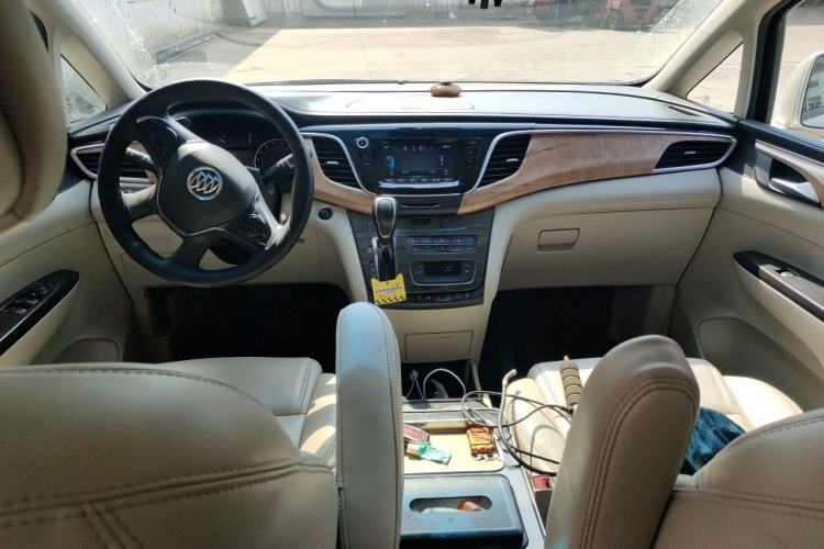 Used Buick GL8 2017 ES 28T Comfort Model China V Standard Center Console