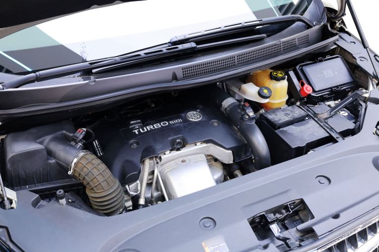 Used Buick GL8 2017 ES 28T Flagship Model China V Standard Engine Bay