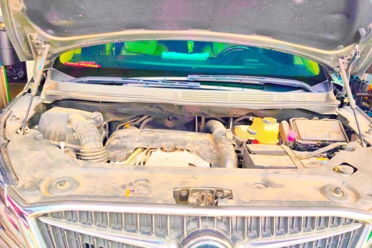 Used Buick GL8 2017 ES 28T Flagship Model China V Standard Engine Bay