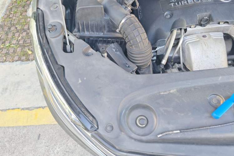 Used Buick GL8 2017 ES 28T Flagship Model China V Standard Engine Bay Right