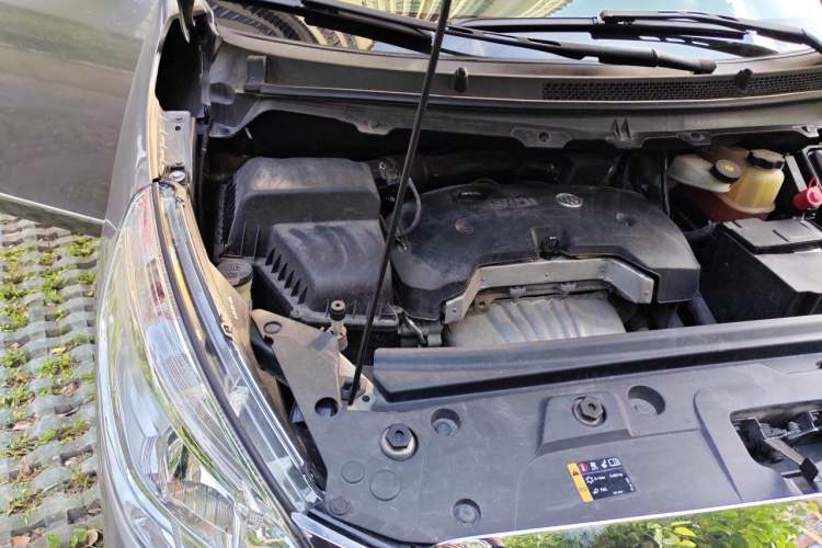 Used Buick GL8 2017 25S Luxury Version China V Standard Engine Bay Right